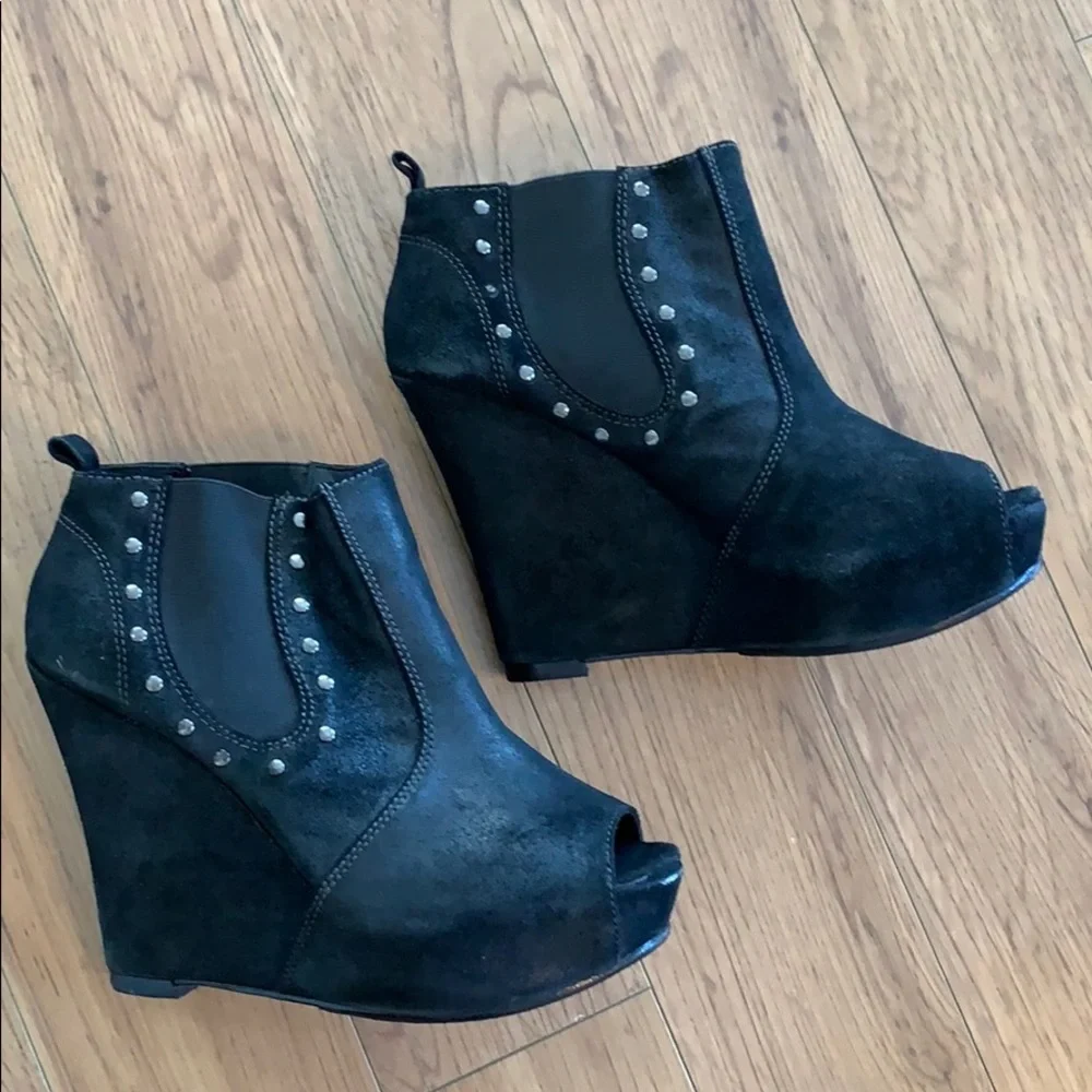 Joes jeans black suede open toe wedges